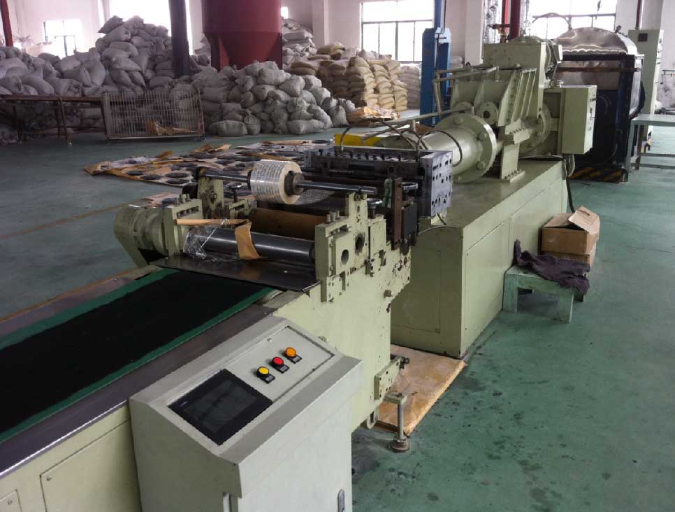 Rubber sheet extrusion machine